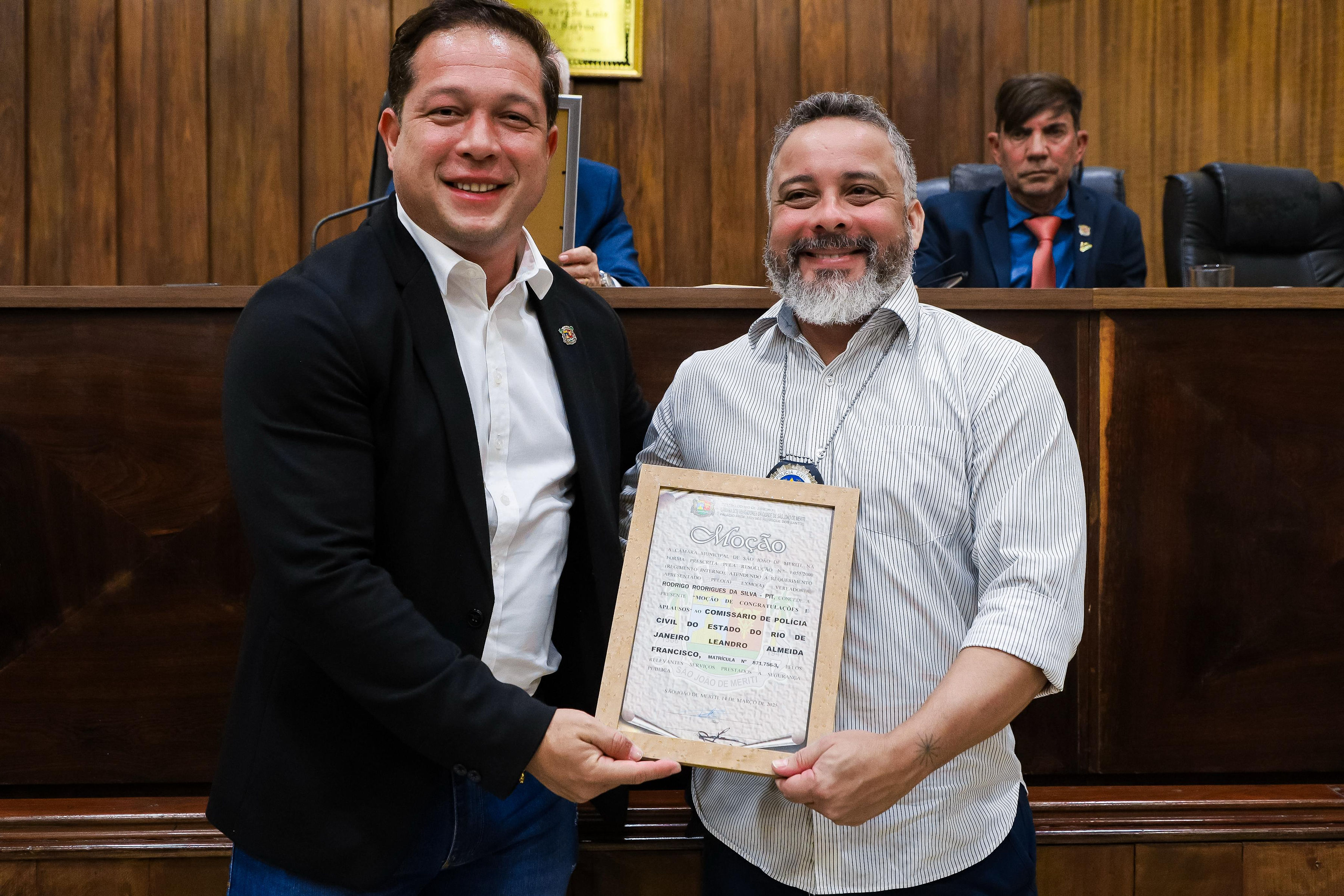 Câmara homenageia jovem atleta e policiais civis