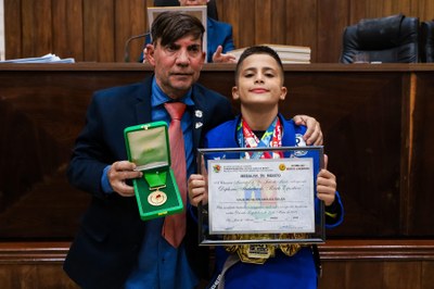 Câmara homenageia jovem atleta e policiais civis