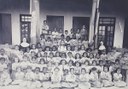 1940 - Alunos inaugurais do Santa Maria. Na foto a fundadora e diretora da unidade de ensino Madre Maria Nicásia Wotz e a Irmã Nepomucena.