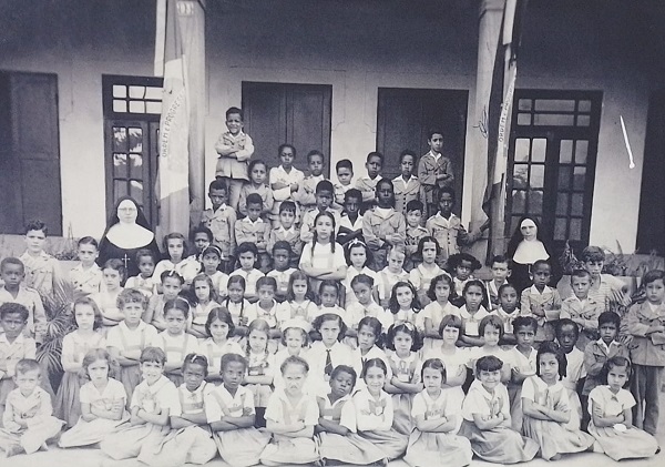 16 - 1940 - Alunos inaugurais do Santa Maria. Na foto a fundadora e diretora da unidade de ensino Madre Maria Nicásia Wotz e a Irmã Nepomucena..jpeg