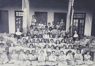 16 - 1940 - Alunos inaugurais do Santa Maria. Na foto a fundadora e diretora da unidade de ensino Madre Maria Nicásia Wotz e a Irmã Nepomucena..jpeg