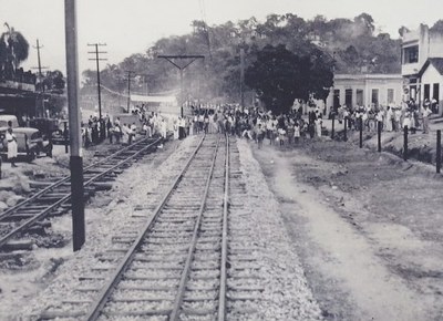 29 - 1951 - População comemora a chegada do trem elétrico e pede a construção de mais uma estação..jpeg