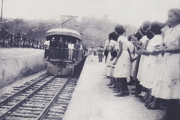 32 - 1951 - Chegada do trem elétrico a São Matheus pela primeira vez..jpeg
