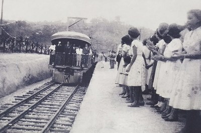 32 - 1951 - Chegada do trem elétrico a São Matheus pela primeira vez..jpeg