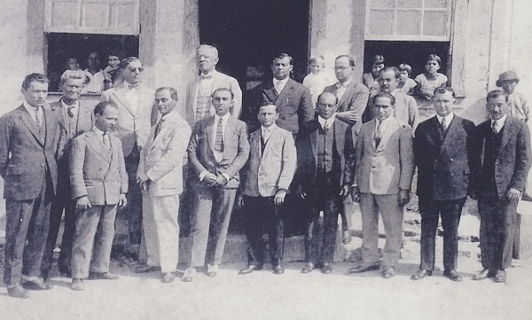 4 - 1927 - Algumas figuras históricas de São João de Meriti, incluindo Manuel Francisco da Rosa, Engenheiro Belford, Valério Villas-Boas, Dr. Rubens Farrula e José de Medeiros..jpeg