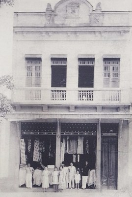 7 - 1930 - Primeiro sobrado de São João de Meriti. Edificação de propriedade da família Assis Tanus Bedran..jpeg
