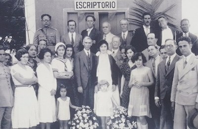 8 - 1930 - Escritório da empresa territorial Lar Econômico do DR. Rubens Farrula - Loteador da Vila Rosaly e de Coelho da Rocha. Na Foto Dr. Arruda Negreiros e Dr. Rubens Farrula..jpeg