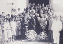 1932 - Autoridades posam para foto na porta da Igreja da Matriz, incluindo Dr. Arruda Negreiros, Deputado Manuel Reis e Dr. Mário Guimarães.