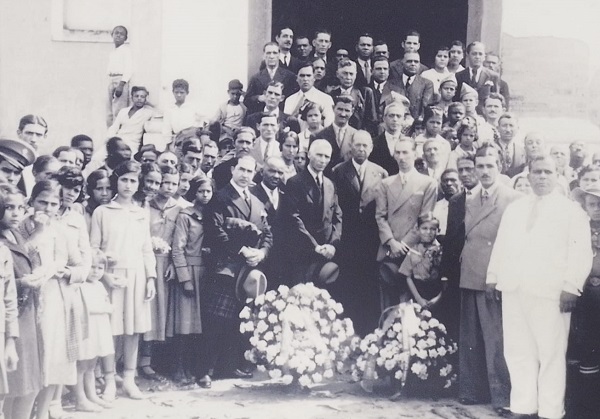 9 - 1932 - Autoridades posam para foto na porta da Igreja da Matriz, incluindo Dr. Arruda Negreiros, Deputado Manuel Reis e Dr. Mário Guimarães..jpeg