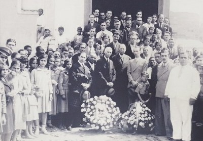 9 - 1932 - Autoridades posam para foto na porta da Igreja da Matriz, incluindo Dr. Arruda Negreiros, Deputado Manuel Reis e Dr. Mário Guimarães..jpeg
