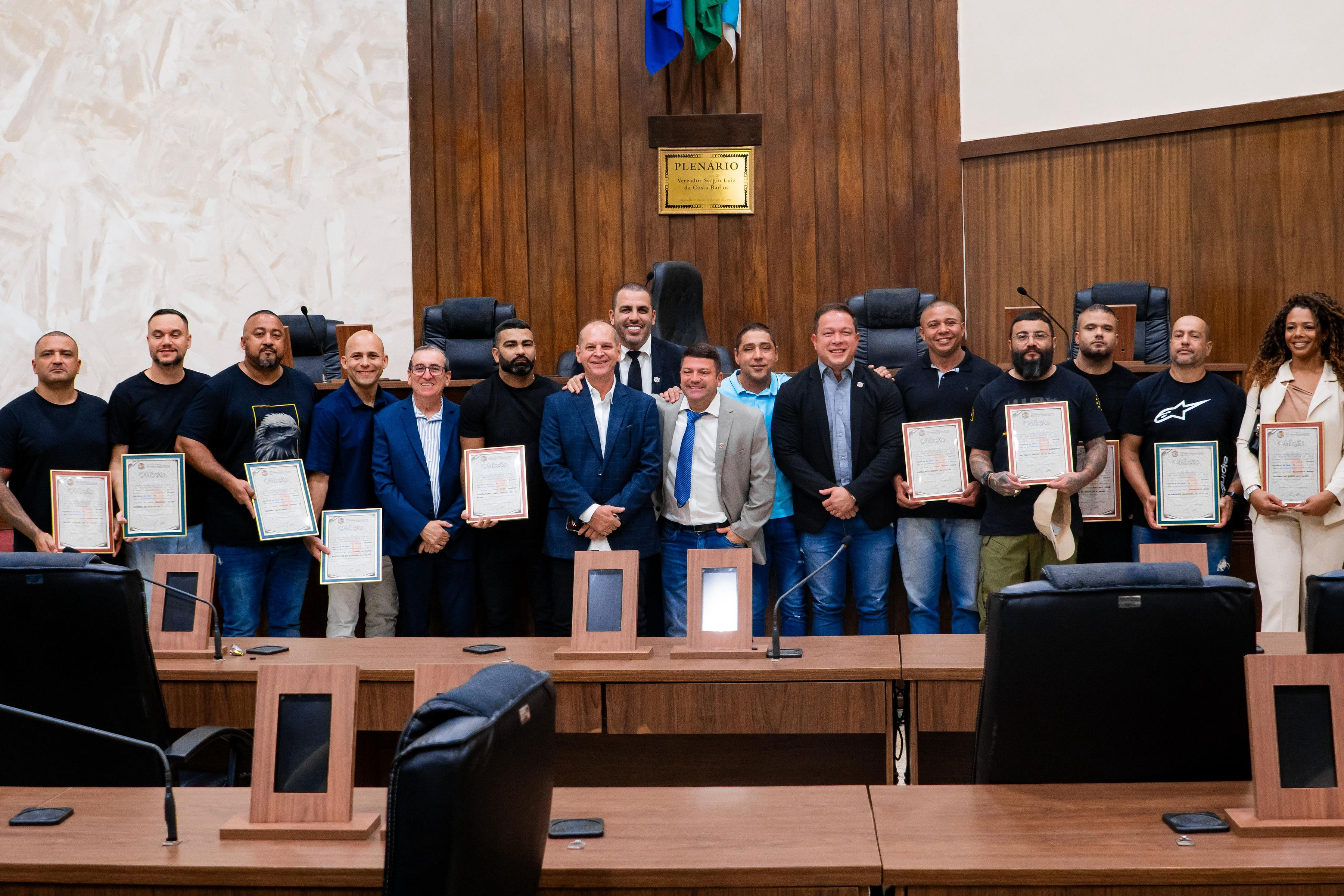 Câmara homenageia policiais militares
