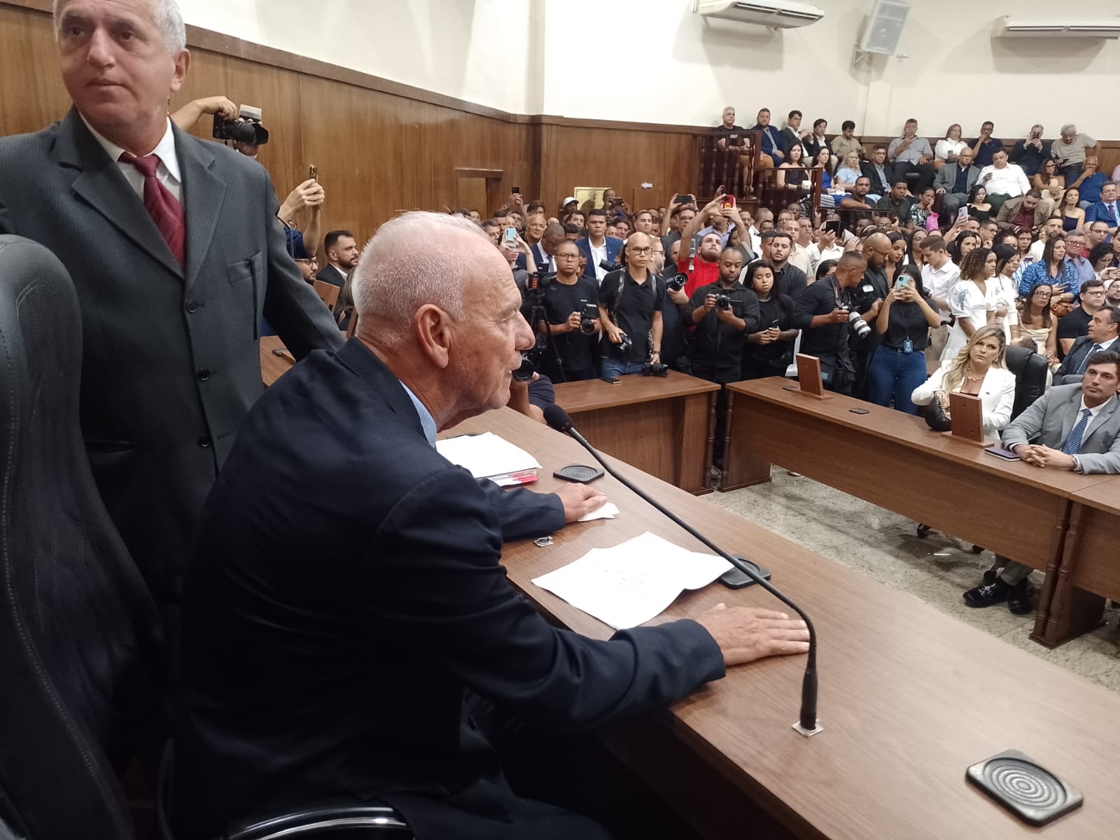 Vereador Eliás Queiroz comanda instalação da 19ª legislatura